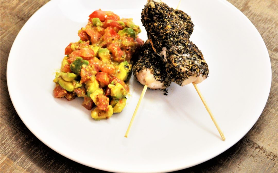Brochettes de poulet aux herbes de Provence et salade tomates avocat