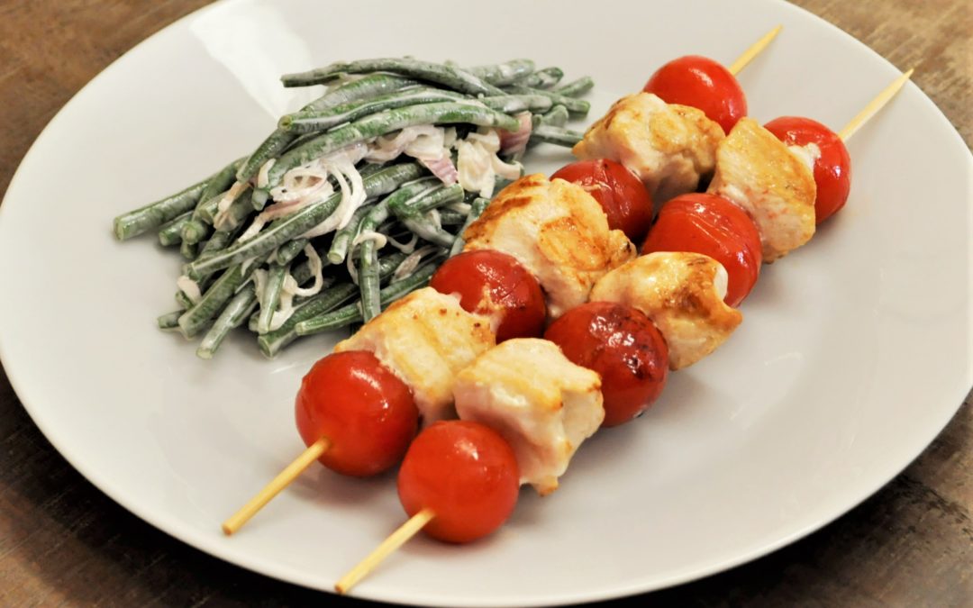 Brochettes de poulet, tomates cerises et salade de haricots