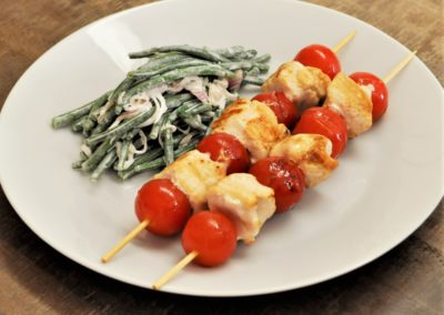 Brochettes de poulet, tomates cerises et salade de haricots