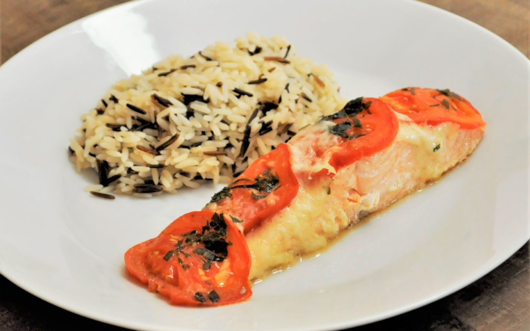 Papillote de saumon, tomates, mozzarella et riz sauvage