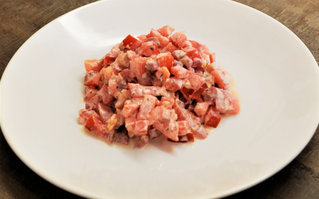 Salade tomates, fromage frais aux fines herbes et lardons