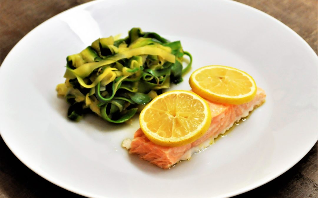 Saumon cuit au four et tagliatelles de courgettes