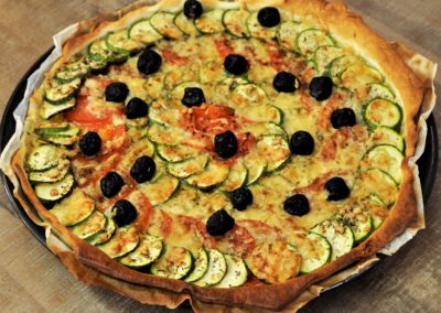 Tarte aux tomates, courgettes et olives