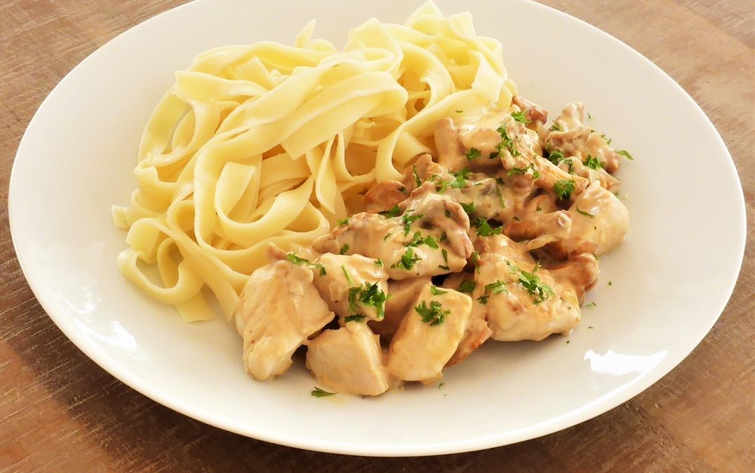 Émincé de poulet aux chanterelles et aux bolets